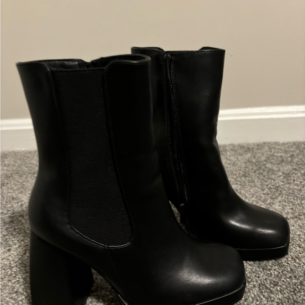Beautiful boots - Picture 2 of 3